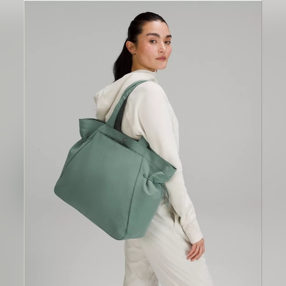lululemon cinch shopper bag Athletica Lululemon Side-Cinch 18L (Black) : Clothing, Shoes & Jewelry lululemon athletica | Bags |
